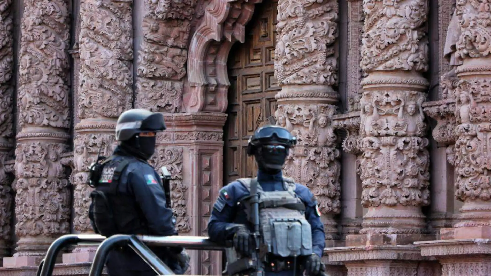 policías en rondines de seguridad frente a catedral de Zacatecas